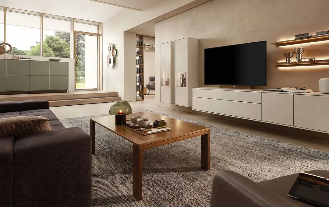 Wohnzimmer mit TV-Möbeln in Weiß, Holz-Couchtisch, Sofa und beleuchteten Wandregalen